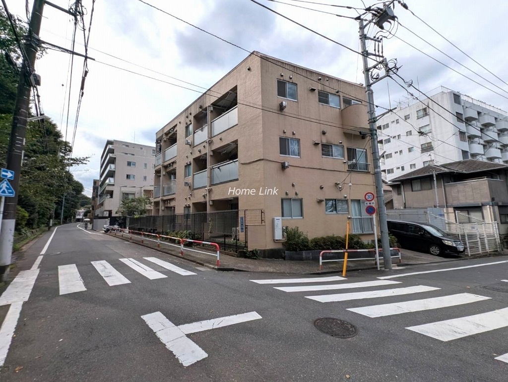 サンモール小豆沢　角地に立地